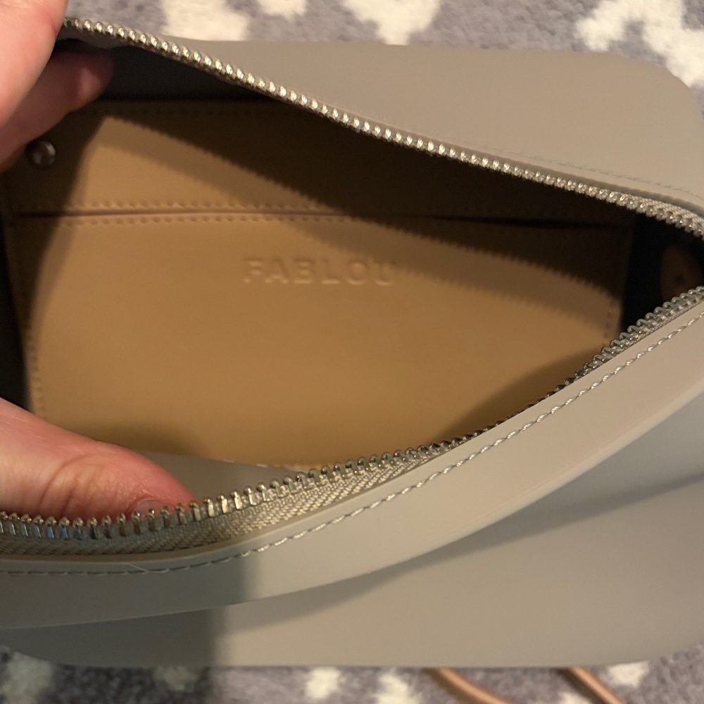Elegant Gray Crossbody Bag - Picture 6 of 7